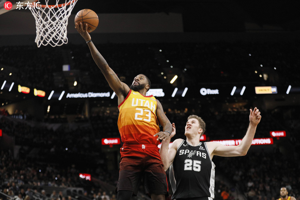 马刺完胜尼克斯，戈贝尔高光表现